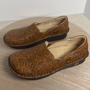 Alegria Embossed Leather Clogs Womens 8 EU 39 Slip On Comfort Shoes